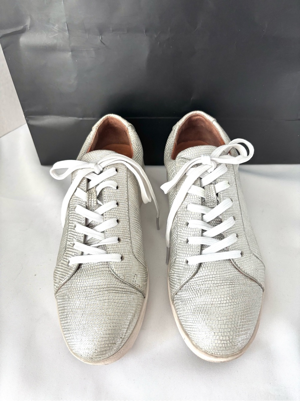 GENTLE SOUL  by Kenneth Cole  platform with silver lace up leather sneakers SZ 7 - Picture 2 of 10